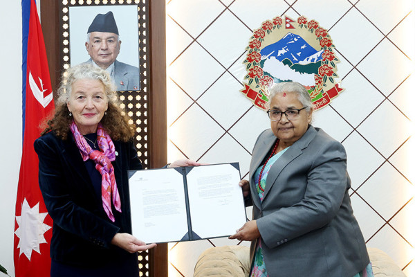 प्रधानमन्त्री कार्कीसमक्ष ओहदाको प्रमाणपत्र पेस