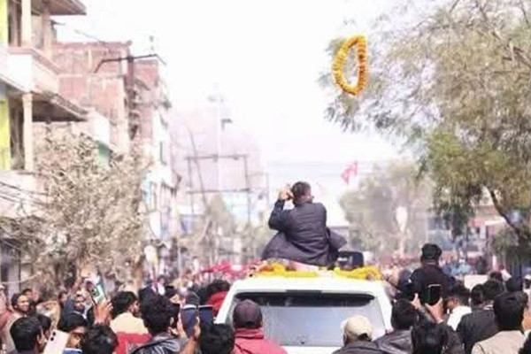 बालेन्द्रको 'रोड सो' : जनता हेरेको हेर्‍यै