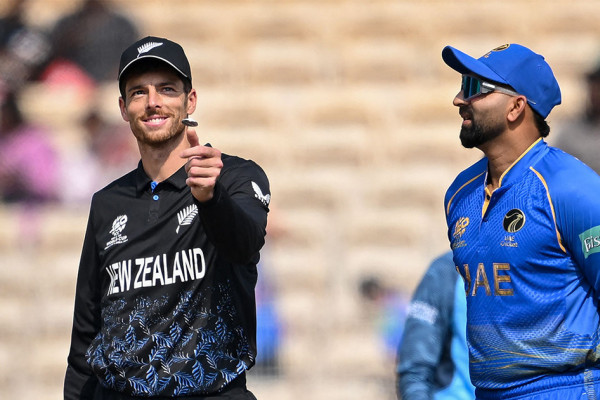 न्युजिल्यान्डविरुद्ध यूएईले टस जितेर ब्याटिङ रोज्यो