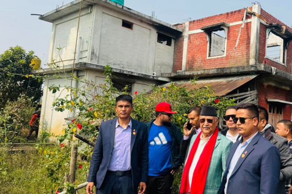 झापामा बुबाको जलेको घर हेरेर फर्किए ओली (तस्बिरहरू)