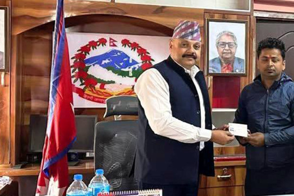 आमाको नामबाट बारामा दुई जनालाई नागरिकता