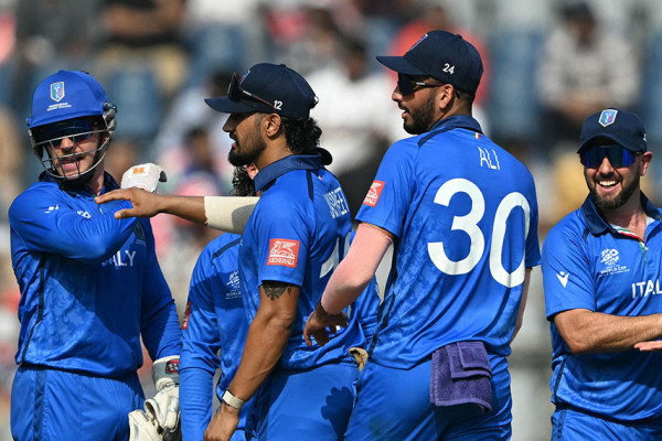 नेपालको ब्याटिङ लाइनअप धरासायी: १०२ रनमै ८ विकेट गुम्यो, गुल्सन र नन्दन पनि आउट