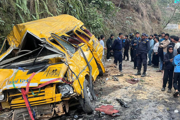 बागलुङ स्कुल बस दुर्घटना : २३ विद्यार्थी घाइते, तीनको अवस्था गम्भीर