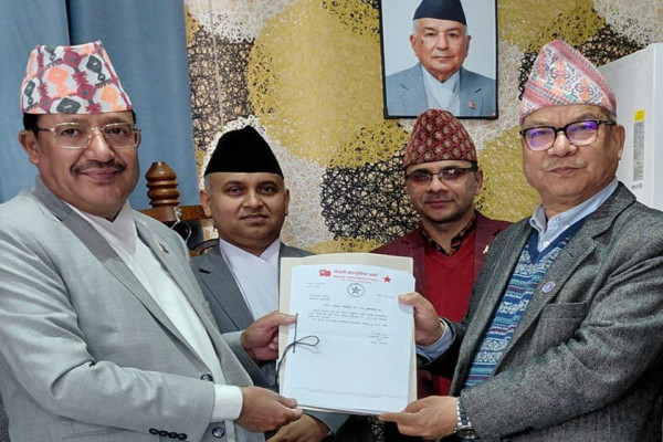 नेपाली कम्युनिष्ट पार्टीले निर्वाचन आयोगसमक्ष बुझायो प्रतिबद्धता पत्र