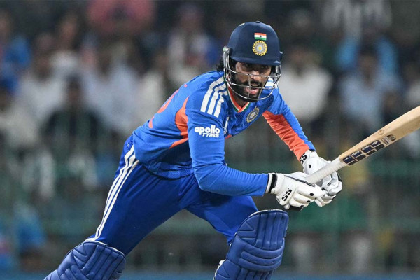 ११.१ ओभरमा भारतले पूरा गर्‍यो १०० रन