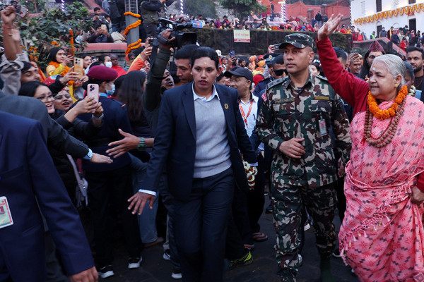 प्रधानमन्त्री कार्कीद्वारा पशुपतिनाथको दर्शन