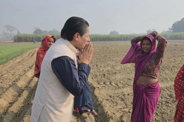 उखुबारीमा ऋषि धमलालाई मतदाताको प्रश्न- कुर्सीमा बस्न, गोजी भर्नलाई किन मत दिने ?