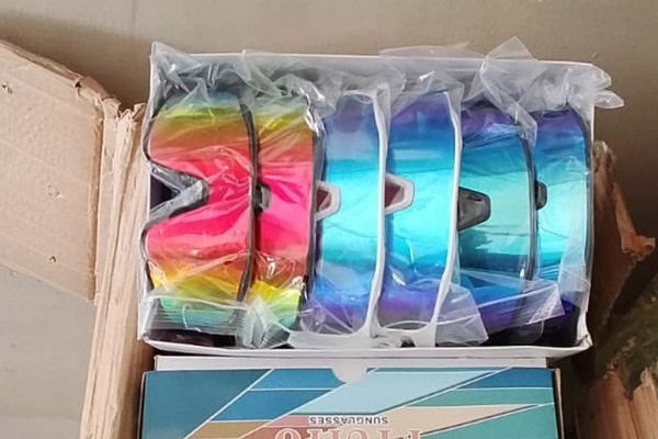 साढे ५ लाख मूल्यको अवैध चस्मा बरामद, तस्कर फरार