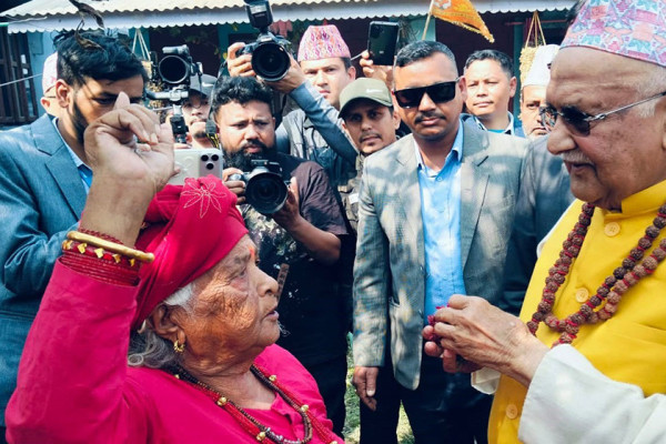 जलेको भ्युटावर हेर्न पुगेका ओलीलाई स्थानीयले भने : अहिले त गाउँ नै अन्धकार जस्तो भयो