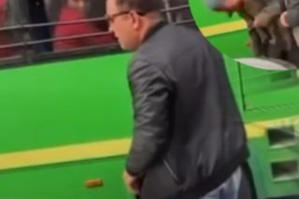 पैदलयात्रीलाई मुक्का हान्ने बम प्रहरीको नियन्त्रणमा