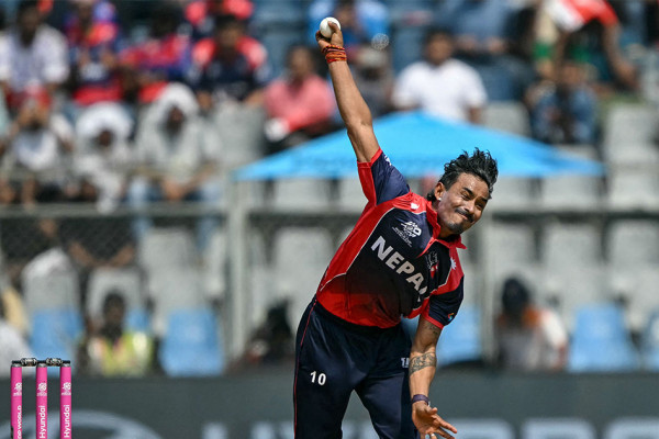 सोमपालले एकै ओभरमा लिए २ महत्वपूर्ण विकेट