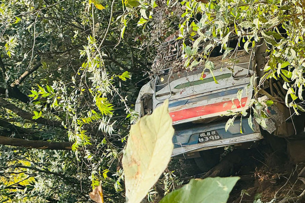 निर्वाचनमा खटिएका सेना लिएर जाँदै गरेको बस दुर्घटना, २४ जना घाइते