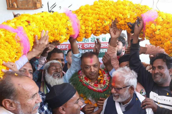 सर्लाहीमा गगन थापालाई मतदाताले लगाइदिए १२५ किलोको माला
