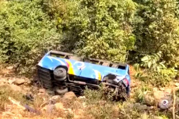 उदयपुरको अँधेरीमा बस खस्यो: १५ जना घाइते, दुई गम्भीर