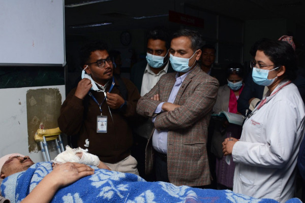 धादिङ बस दुर्घटनाका घाइते भेट्न अस्पताल पुगे गृहमन्त्री