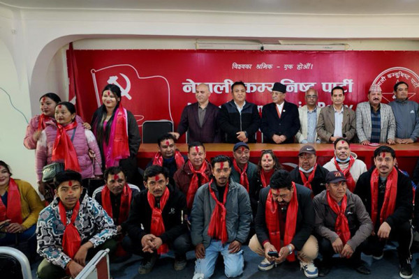 एमालेनिकट मुक्ति समाज दोलखाका नेता-कार्यकर्ता नेपाली कम्युनिष्ट पार्टीमा प्रवेश