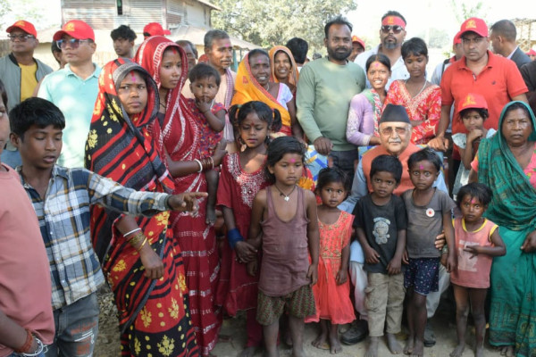 ओलीलाई झापामा गाउँ नै उपहार: बार्हसुदीका ४०० मतदाता एमाले प्रवेश