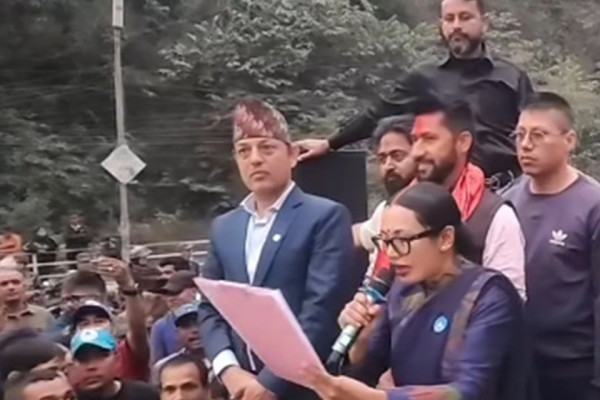 रविकै अगाडि आशिकाले भनिन् : धादिङमा सुशासन स्थापना गरी भ्रष्टाचार गर्न आएकी हुँ!