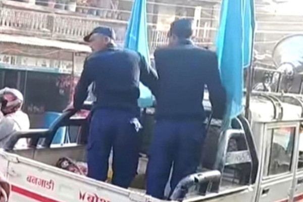 रास्वपाको प्रचारमा हिँडेको गाडीबाट मदिरा र चामल बरामद