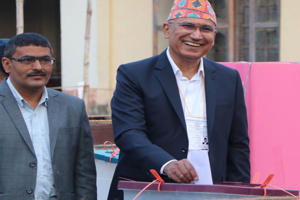 एमाले उपाध्यक्ष पौडेलले गरे मतदान