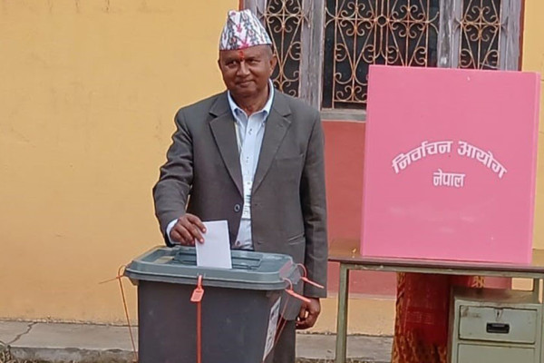 एमाले महासचिव पोखरेलले गरे मतदान