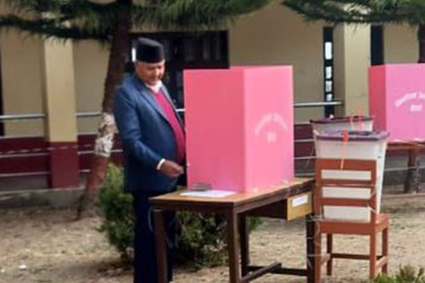 लुम्बिनीका मुख्यमन्त्री आचार्यले गरे मतदान