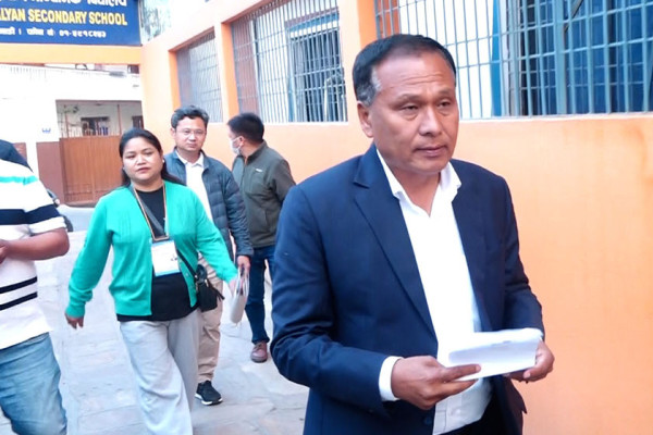 अध्यक्ष घिसिङद्वारा आफ्नै क्षेत्रमा मतदान