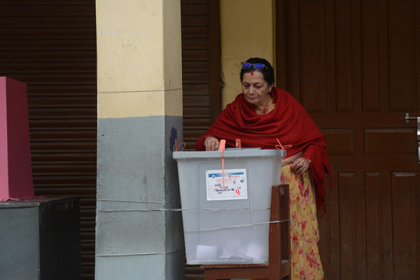 प्रथम महिला पौडेलद्वारा मतदान