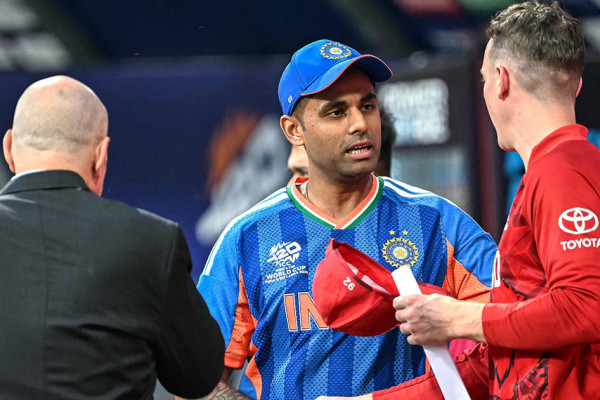 भारतविरुद्ध टस जितेर पहिले बलिङ गर्दै इङ्ल्यान्ड