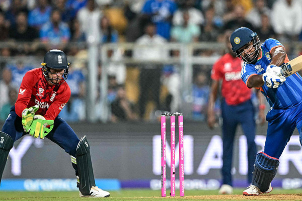 विश्वकप सेमिफाइनल: भारतले इंग्ल्याण्डलाई दियो २५४ रनको विशाल लक्ष्य