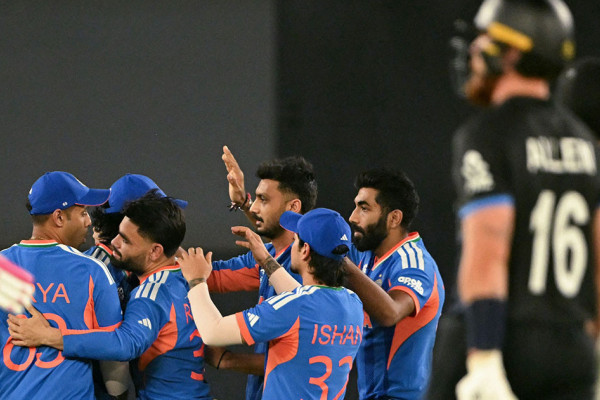 पावरप्लेमा न्युजिल्यान्डको खराब सुरुवात, ५२ रन जोड्दा ३ विकेट पतन