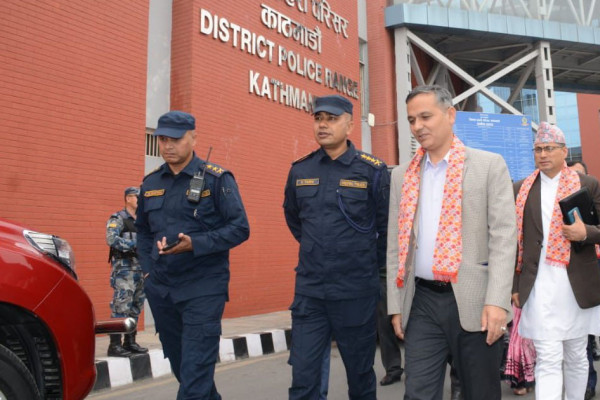 गृहमन्त्रीले गरे जिल्ला प्रहरी परिसर काठमाडौंको अनुगमन