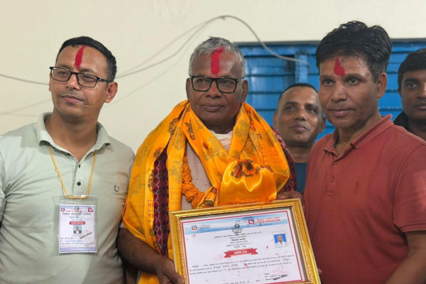 धनुषा–१ मा नेकपाका यादवले पाए प्रमाणपत्र