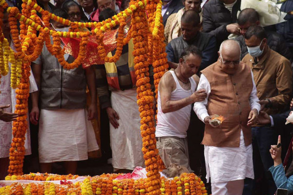 ओलीका पिता मोहनप्रसादको पशुपति आर्यघाटमा अन्त्येष्टि (तस्बिरहरू)