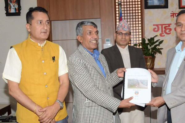 धादिङ बस दुर्घटना छानबिन कार्यदलले सरकारलाई बुझायो प्रतिवेदन 