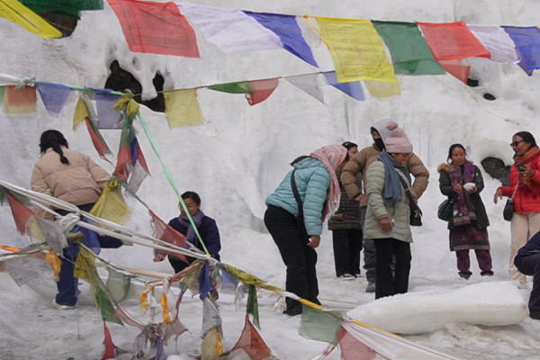 पन्ध्रौँ शताब्दीमा पद्मसम्भवले ध्यान साधना गरेको धार्मिकस्थल लुङबुक गुफा