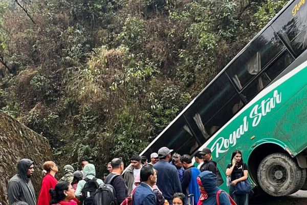 सिमलतालमा बस र ट्रक एकआपसमा ठोक्किए