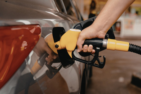 भारतबाट लिटरमै ३१ रुपैयाँ बढेर आएको थियो पेट्रोल, नेपालमा १५ रुपैयाँ मात्र बढाइयो