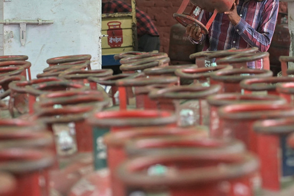 श्रीराम ग्यास उद्योगको गोदाममा ६ हजार सिलिन्डर लुकाएको भेटियो