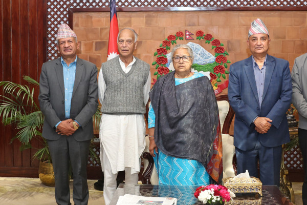 एमाले नेतालाई सान्त्वना दिँदै प्रधानमन्त्रीले भनिन्- एकपटकको जनमतले सधैँको हैसियत तोक्दैन