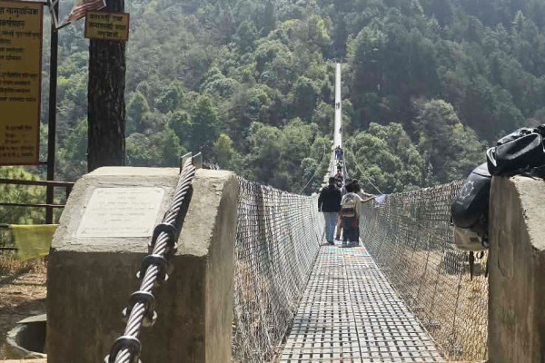 पर्यटक तान्दै नगरकोटको काखमा ‘रानीझुला’