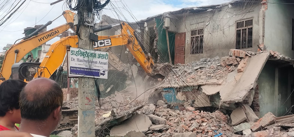 वीरगञ्जमा सडक विस्तार अभियान पुनः सुरु, घण्टाघर-अलखियामठ खण्डका संरचना हटाउन थालियो