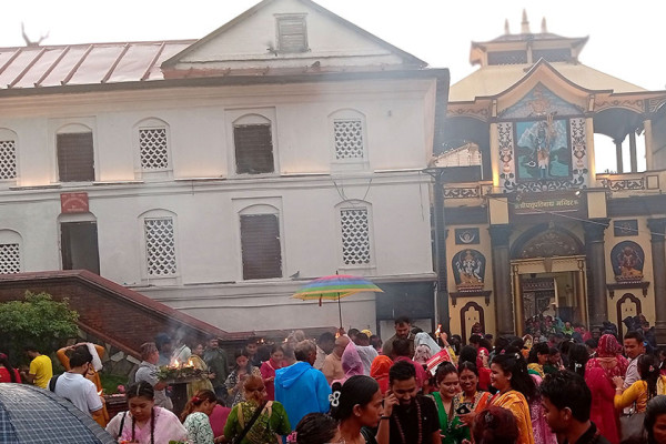 साउनको दोस्रो सोमबार : पशुपतिनाथमा बिहानैदेखि भक्तजनको लर्काे