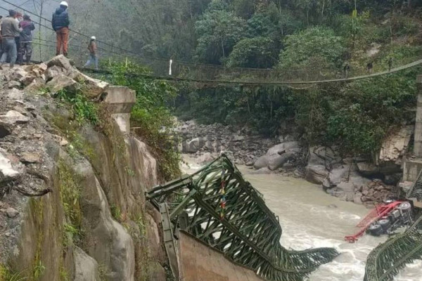 बेलिब्रिज भाँचिदा ट्रक नदीमा खस्यो