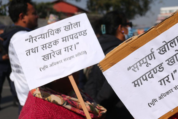 ‘खोला नदीको मापदण्ड खारेज गर’