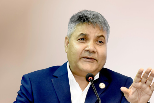 गोकुलको व्यंग्य : स्वार्थका लागि ‘मीत’ लगाउँदा छिमेकीले पनि ठान्छन् भन्ने भ्रम कागलाई बेल पाकेजस्तै हो