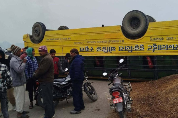 स्कुल बस पल्टिँदा सात विद्यार्थी घाइते