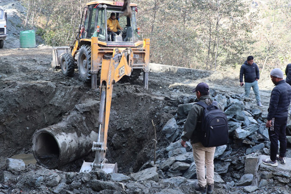 जब जनप्रतिनिधिहरूले ढलान भत्काइदिए...
