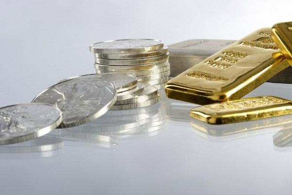 पाँच हजार नजिक पुग्यो चाँदी, चार सयले घट्यो सुन