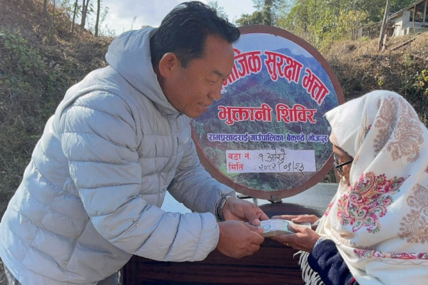 दुर्गमका ज्येष्ठ नागरिकलाई घरदैलोमै भत्तासँगै न्यानो कपडा वितरण